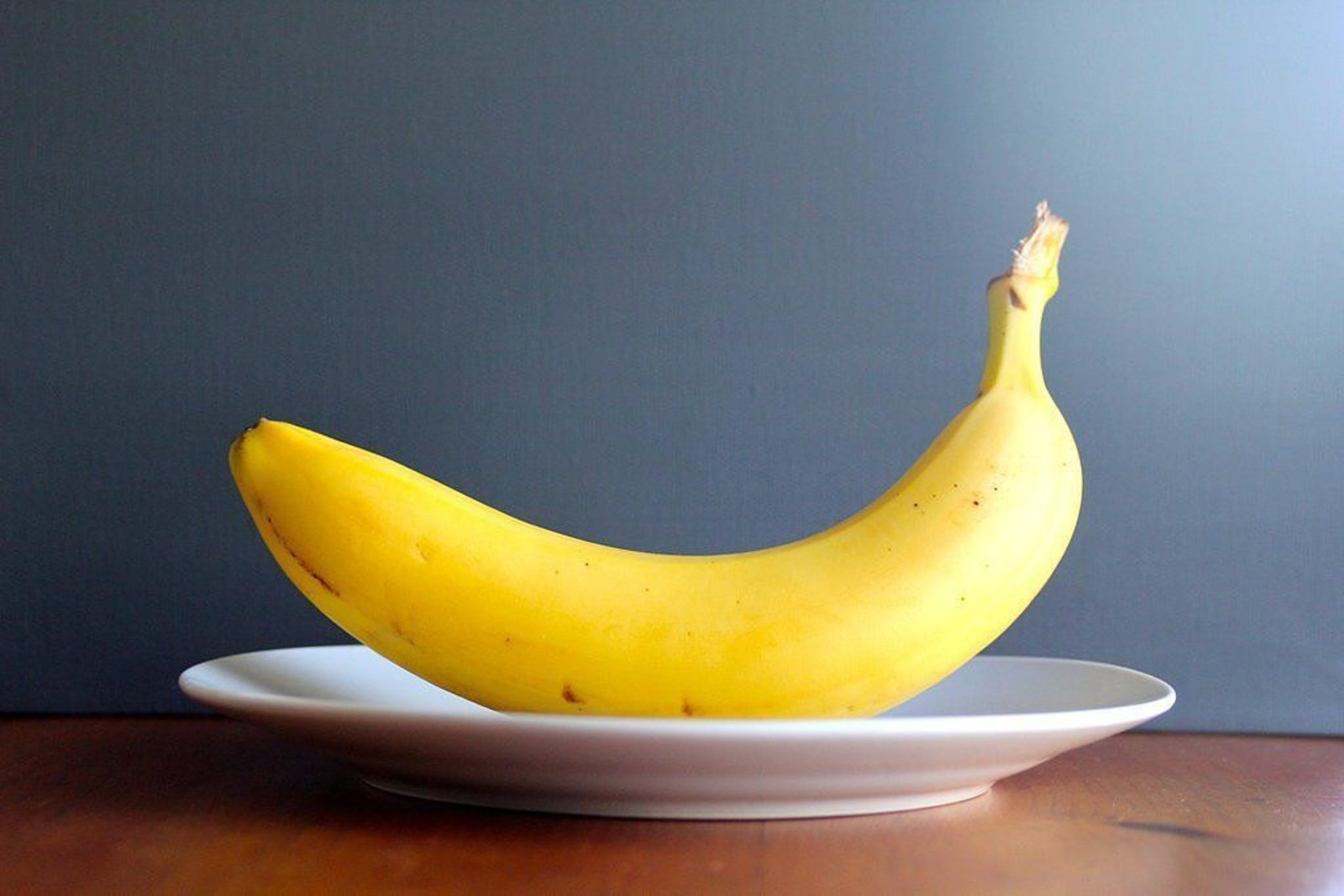 Картинка банан. Банан. Красивый банан. Банан один. Банан на тарелке.